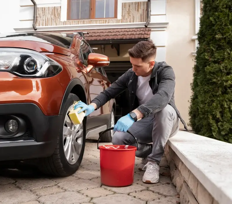 Lavage auto à domicile Vautorte : professionnel intervenant sur un véhicule